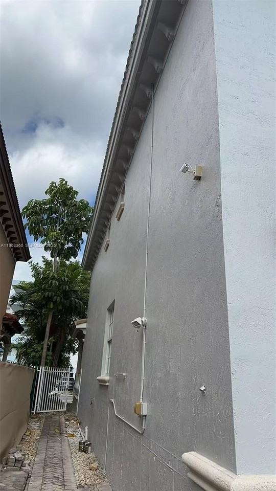 3860 Ne 168th St #3 - Photo 5 of 41