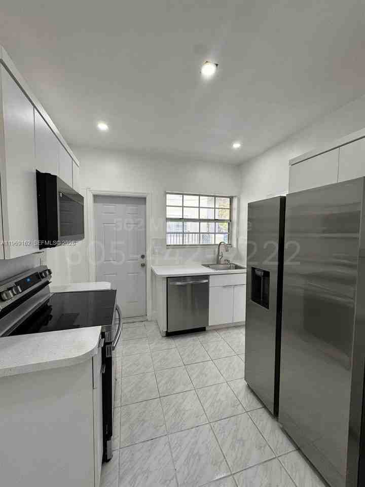 502 Madeira Ave #G - Photo 7 of 14