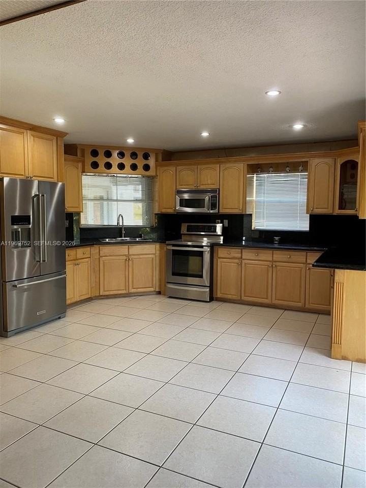 720 Nw 123rd Ave - Photo 3 of 40