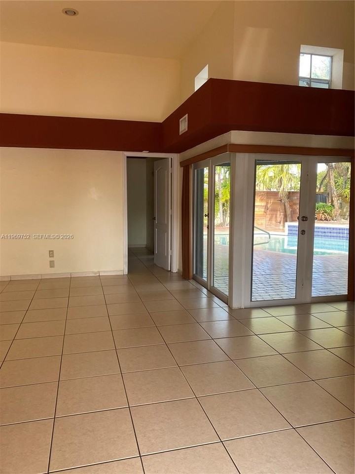 720 Nw 123rd Ave - Photo 7 of 40