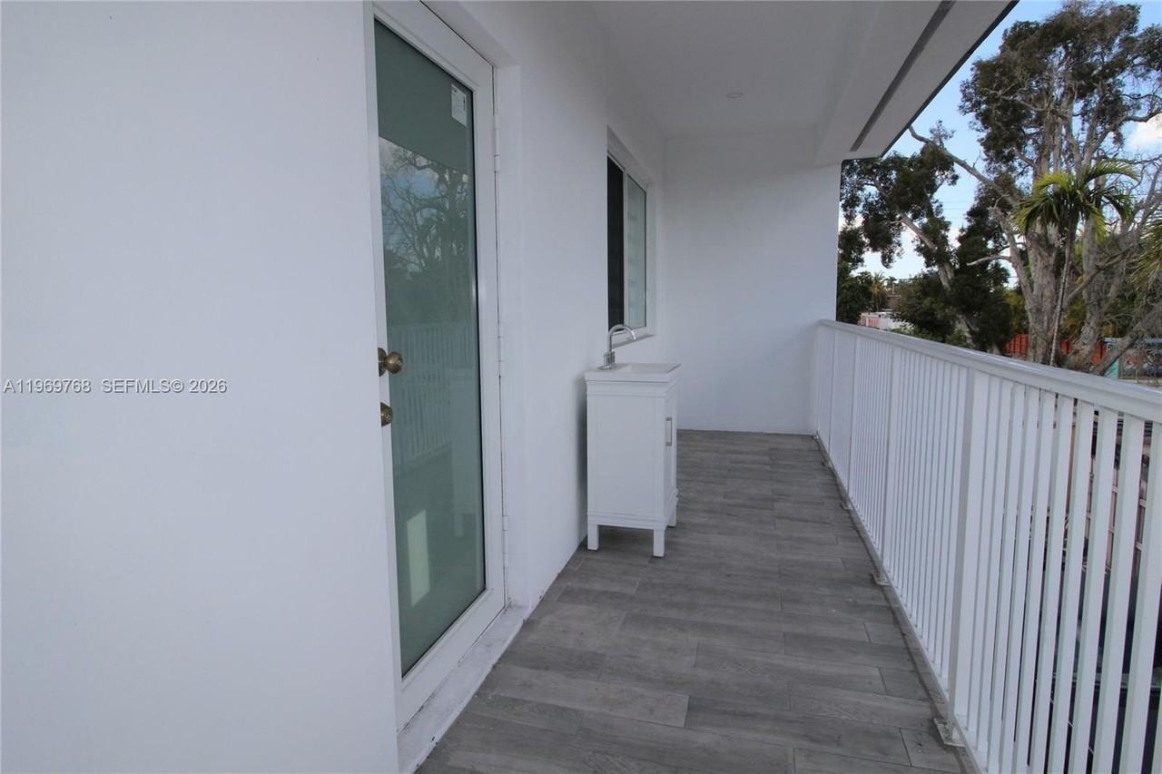 11135 Sw 48th St #1 - Photo 4 of 17