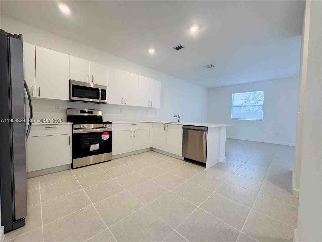 2527 Se 29th St - Photo 2 of 22