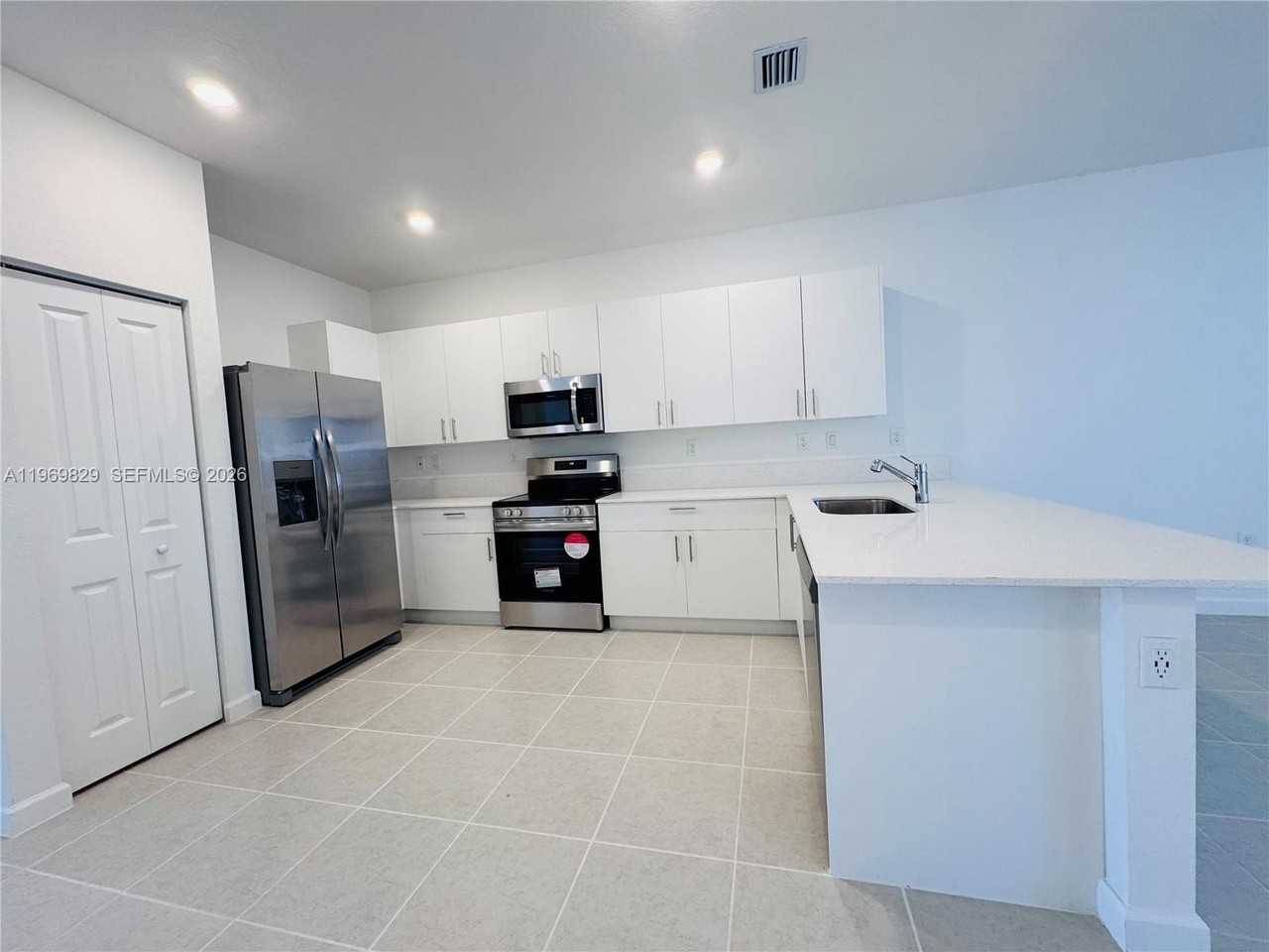 2527 Se 29th St - Photo 3 of 22