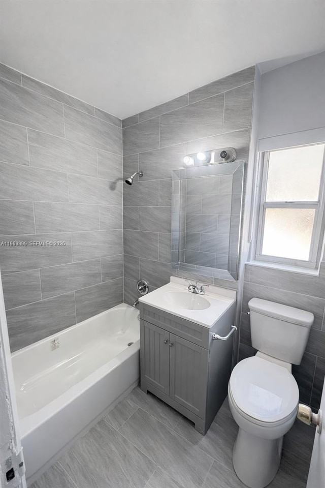 1801 Nw 82nd St - Photo 5 of 9