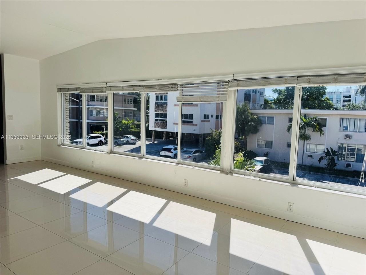 1035 94th St #4 - Photo 2 of 8