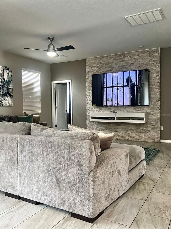 2220 Grantham Ave - Photo 5 of 17