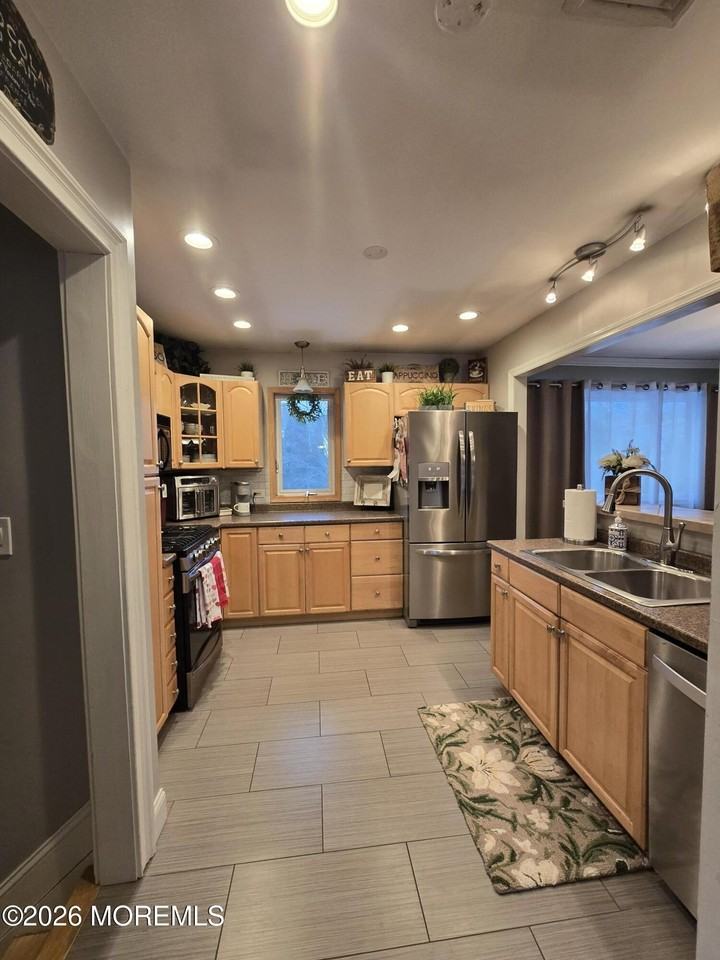 903 Bloomfield Ave - Photo 4 of 13