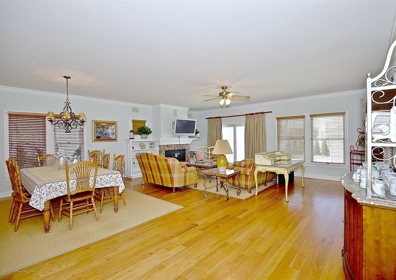 209 1st Ave - Photo 5 of 19