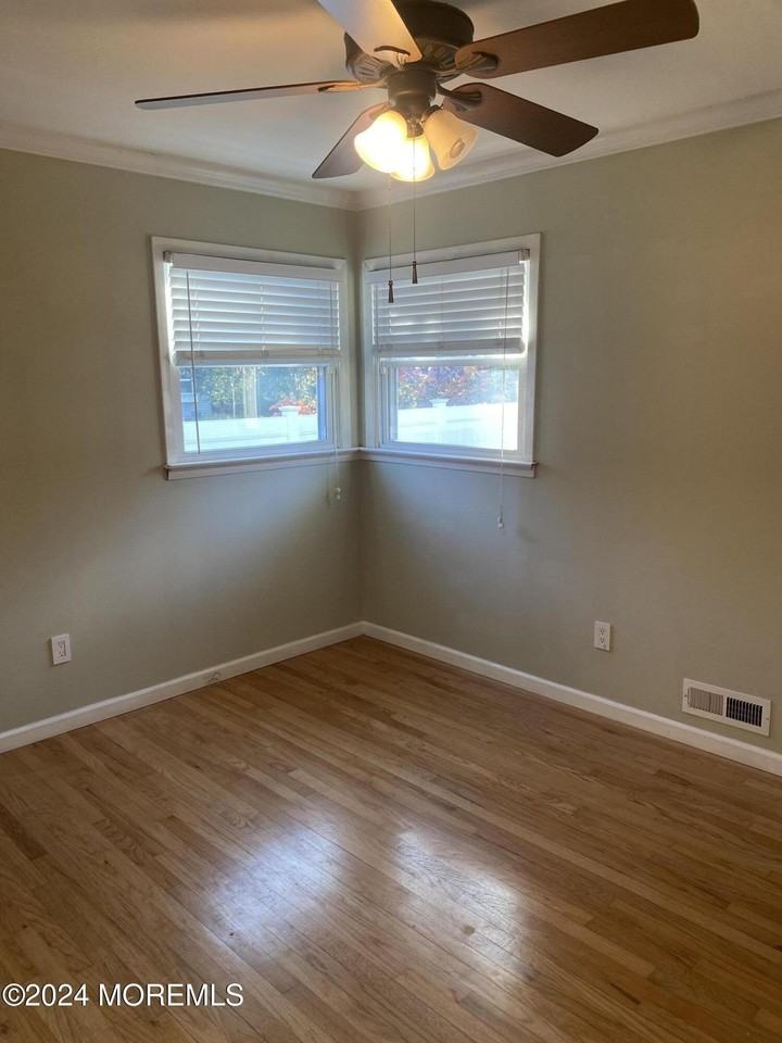 105 Suburban Dr - Photo 5 of 18