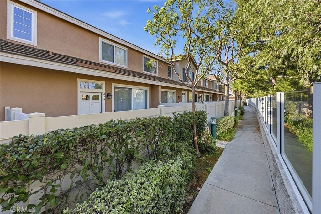 876 S Yellowstone Way - Photo 3 of 25