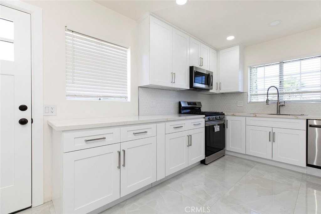 11110 Odell Ave - Photo 4 of 40