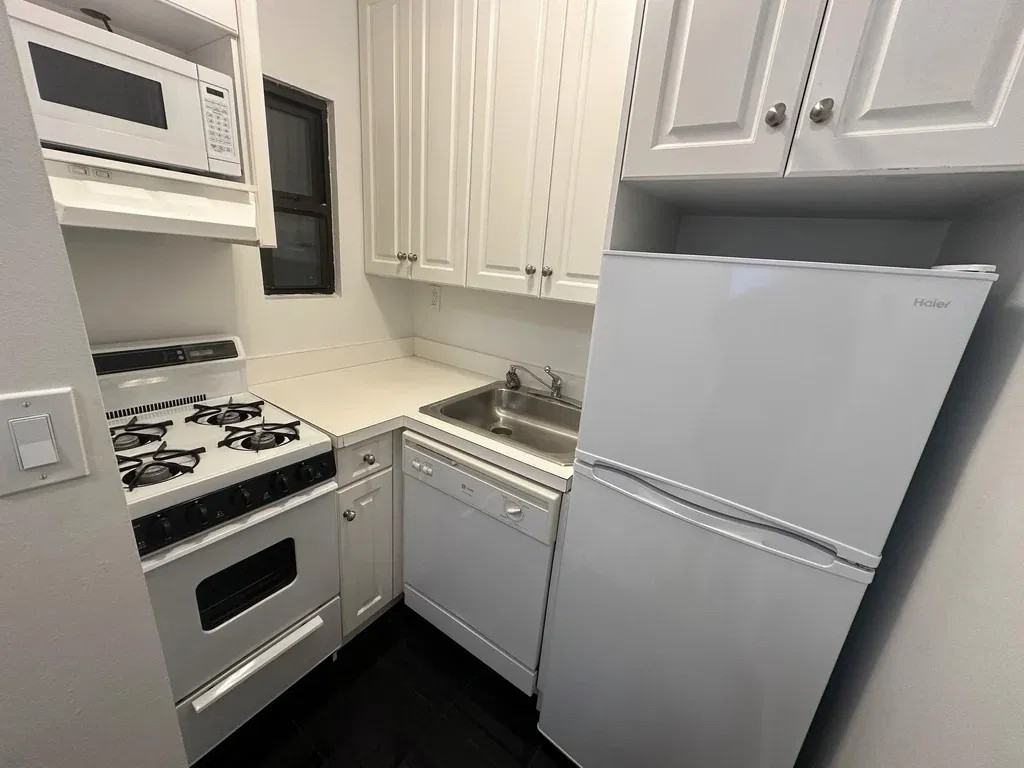 523 E 85th St #4A - Photo 6 of 8