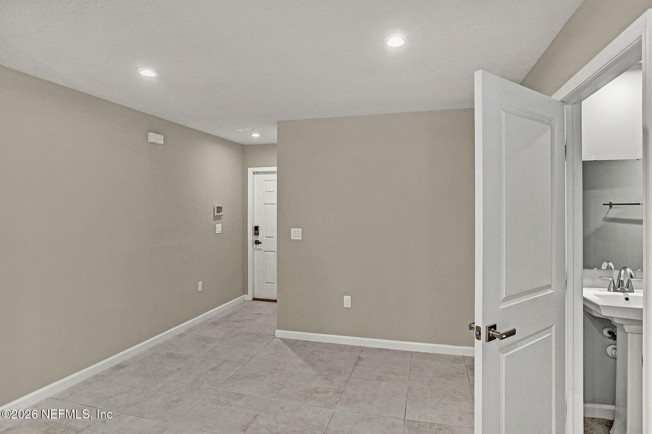 1640 Kinsman Ave - Photo 3 of 18