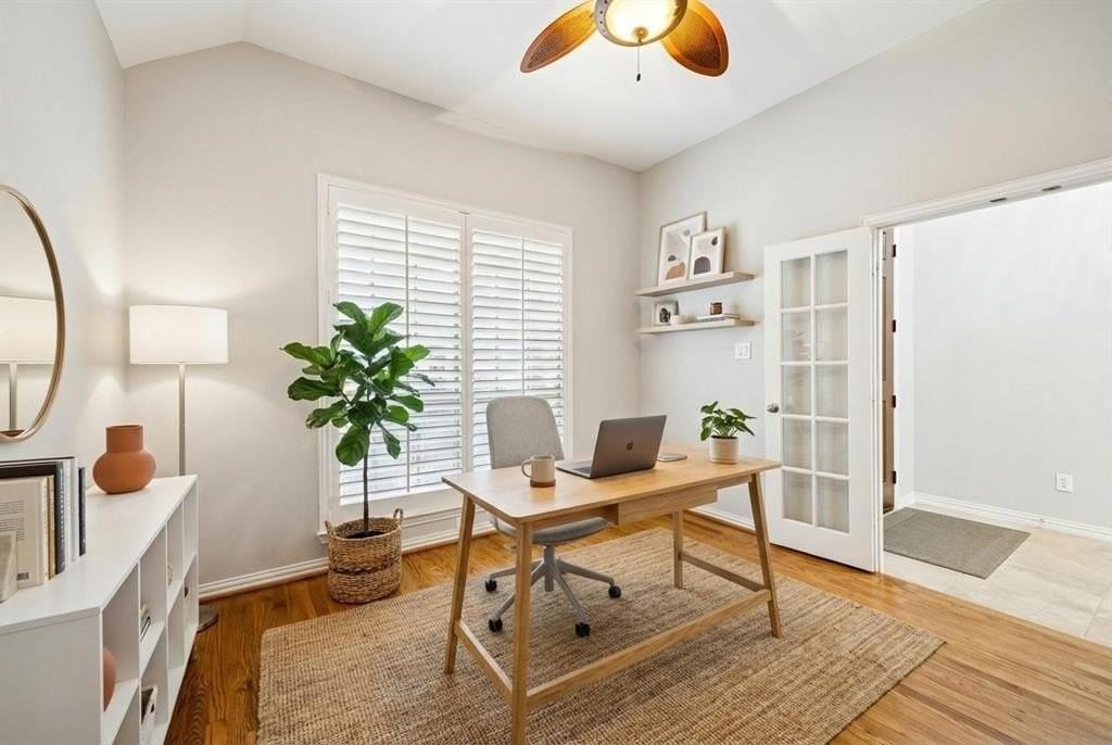 930 Crestmoor Dr - Photo 3 of 32