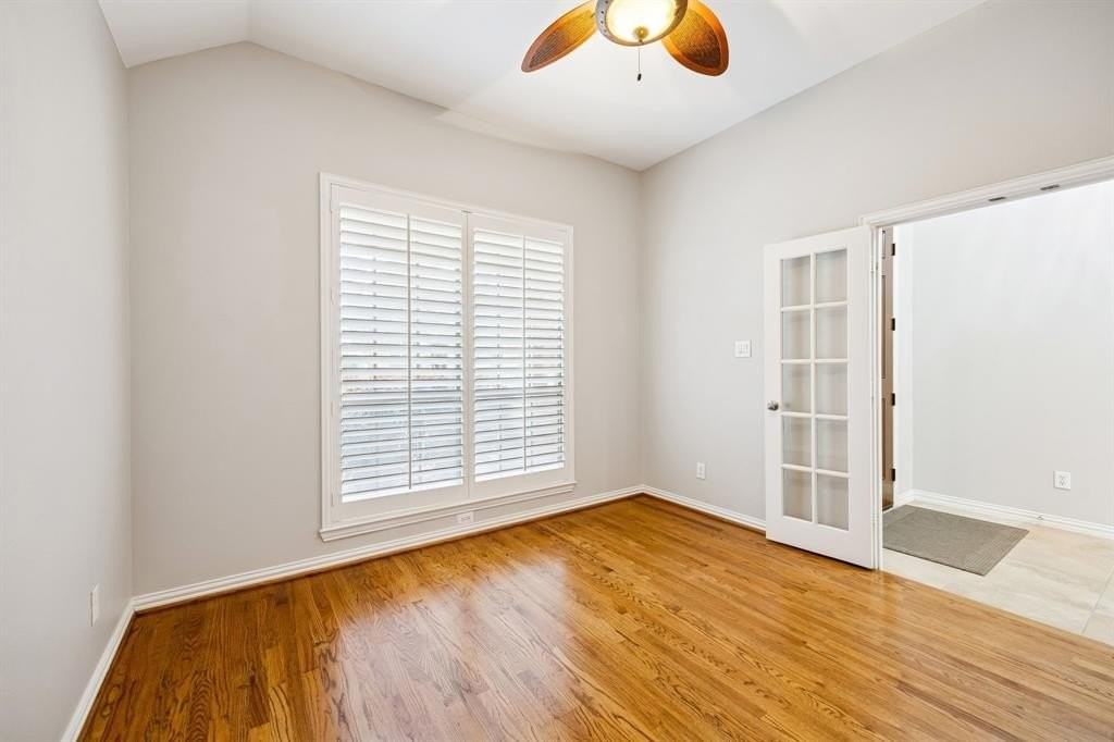 930 Crestmoor Dr - Photo 4 of 32