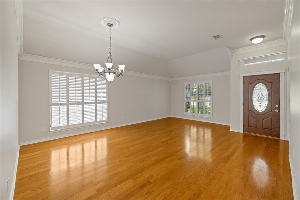 2402 Crockett Ct - Photo 4 of 15