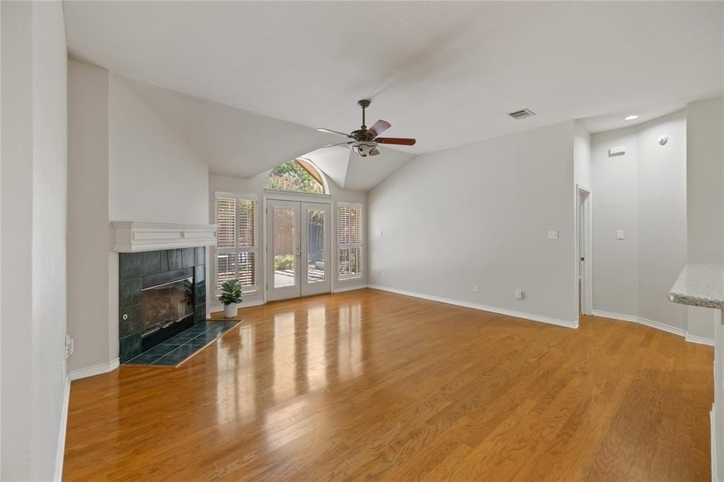 2402 Crockett Ct - Photo 5 of 15