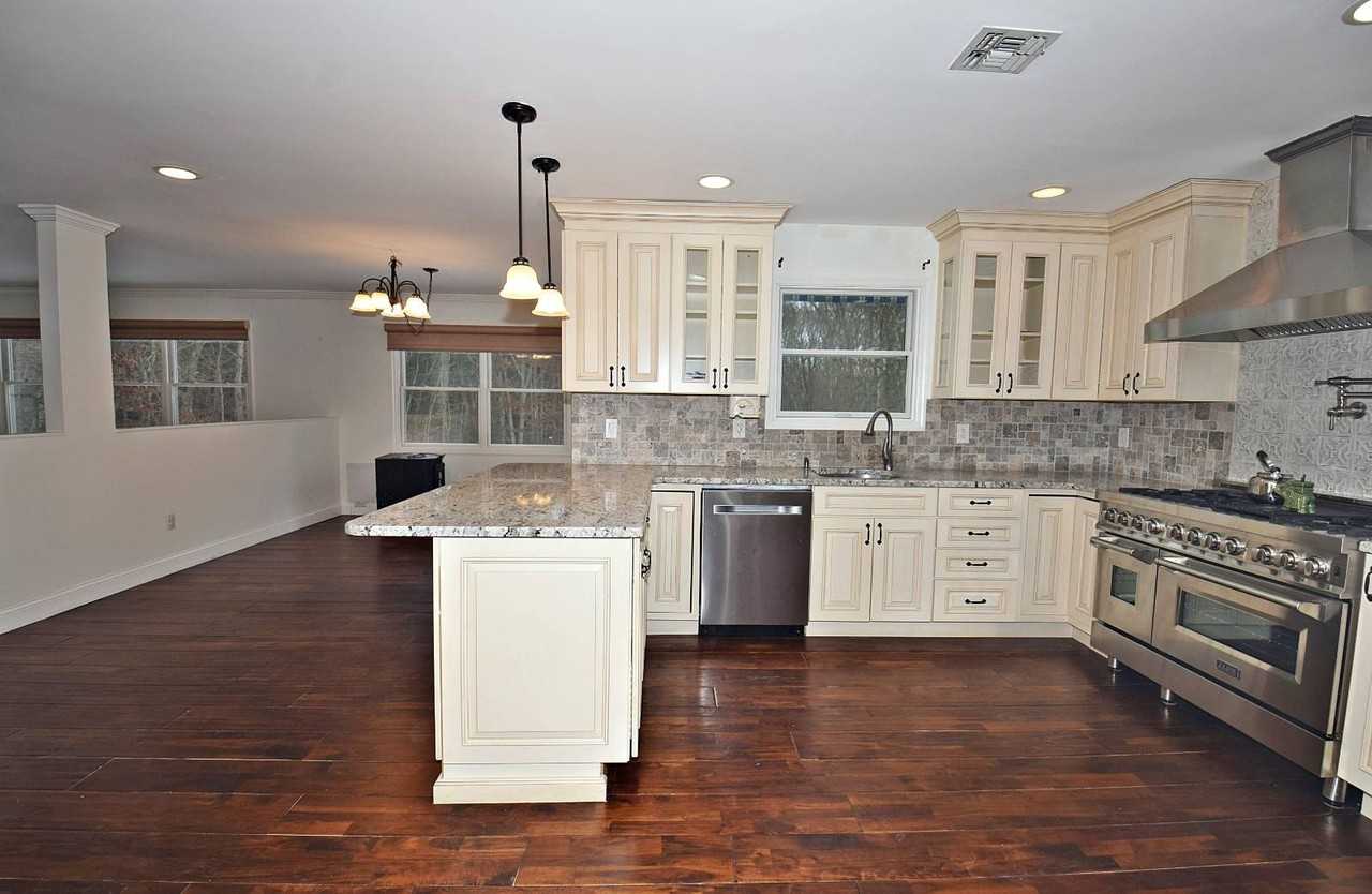 396 Eastport Manor Rd - Photo 3 of 13