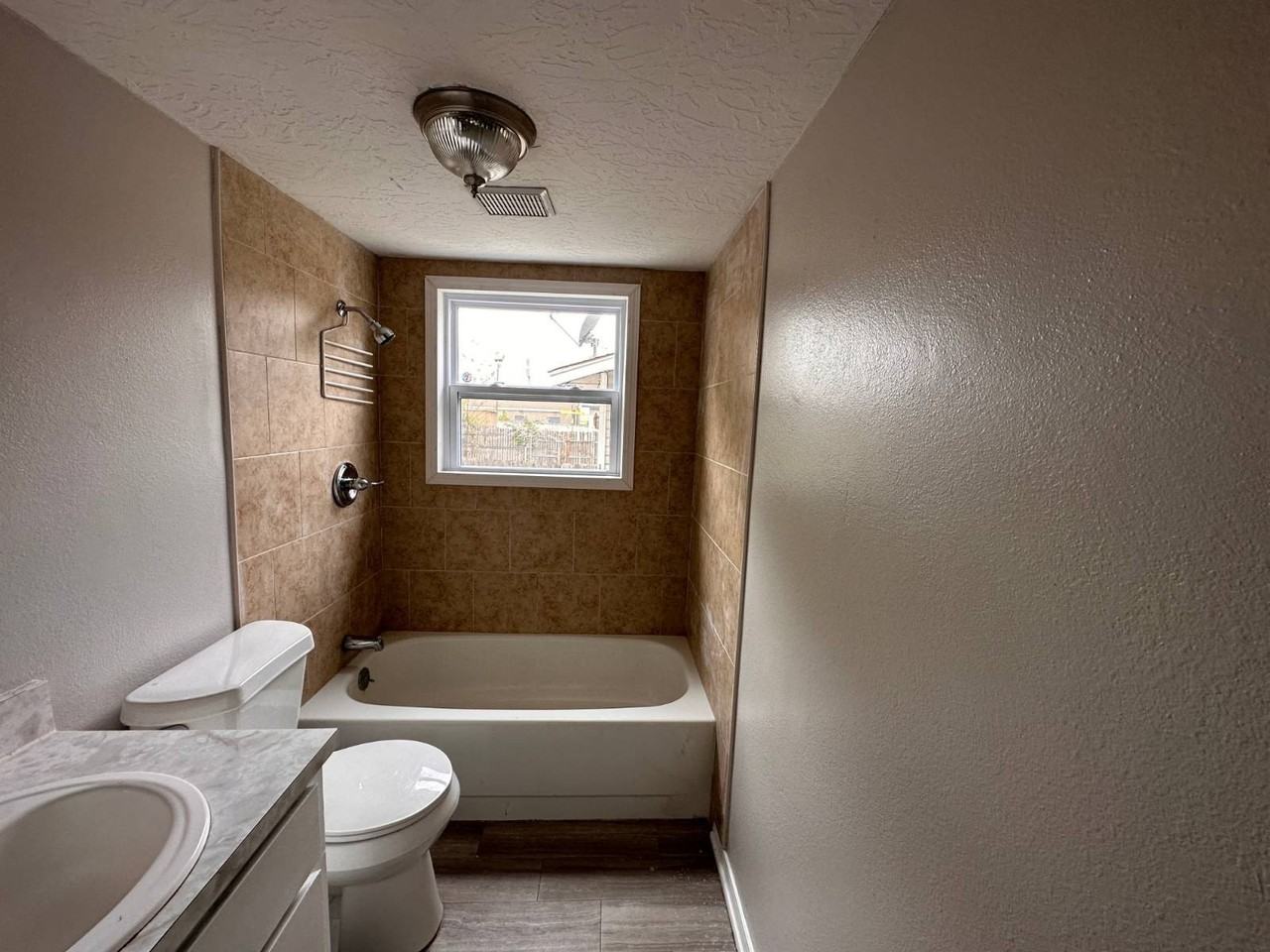 1002 Sw Summit Ave #2 - Photo 4 of 9