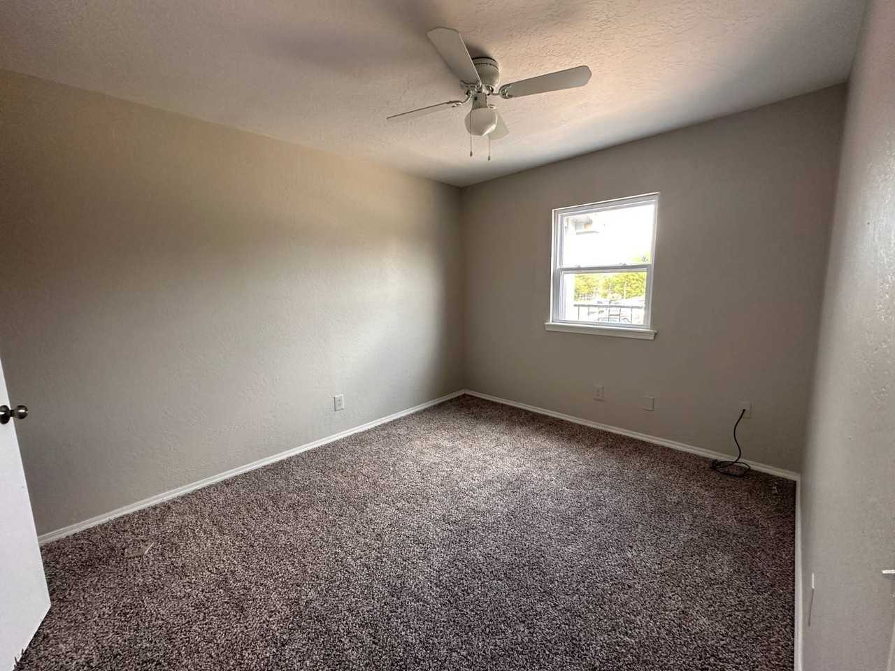 1002 Sw Summit Ave #2 - Photo 7 of 9