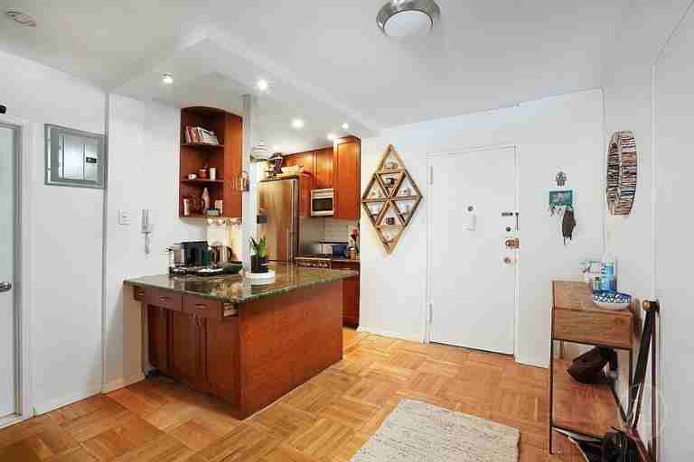 211 E 18th St - Photo 5 of 10