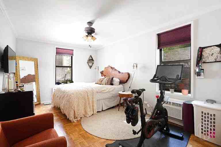 211 E 18th St - Photo 7 of 10