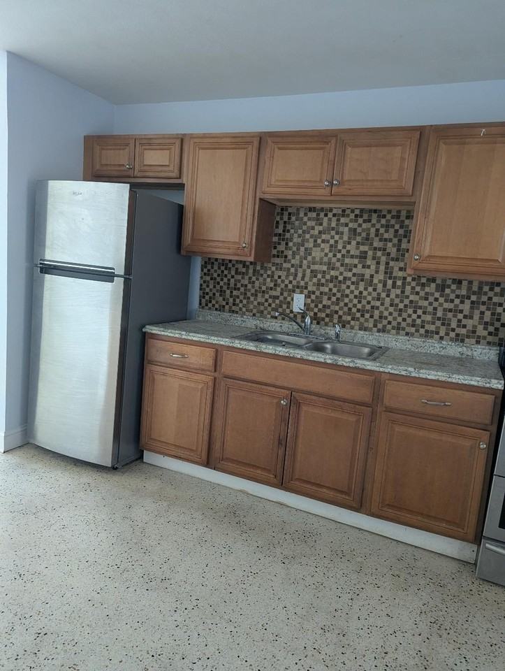 2736 Seneca Ave - Photo 4 of 11