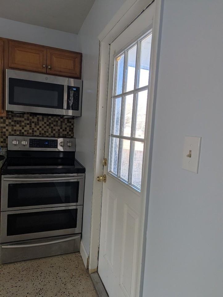 2736 Seneca Ave - Photo 5 of 11