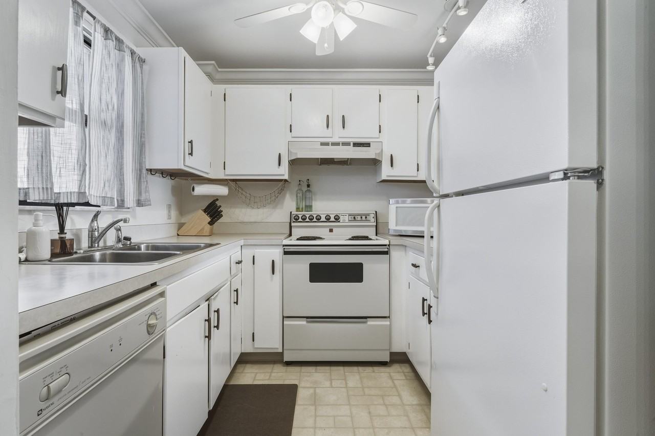 890 N Federal Hwy #406 - Photo 7 of 50