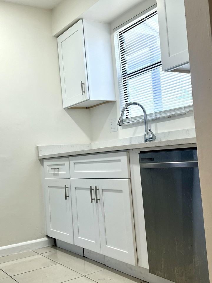 102 Shoreview Dr #102 - Photo 2 of 21