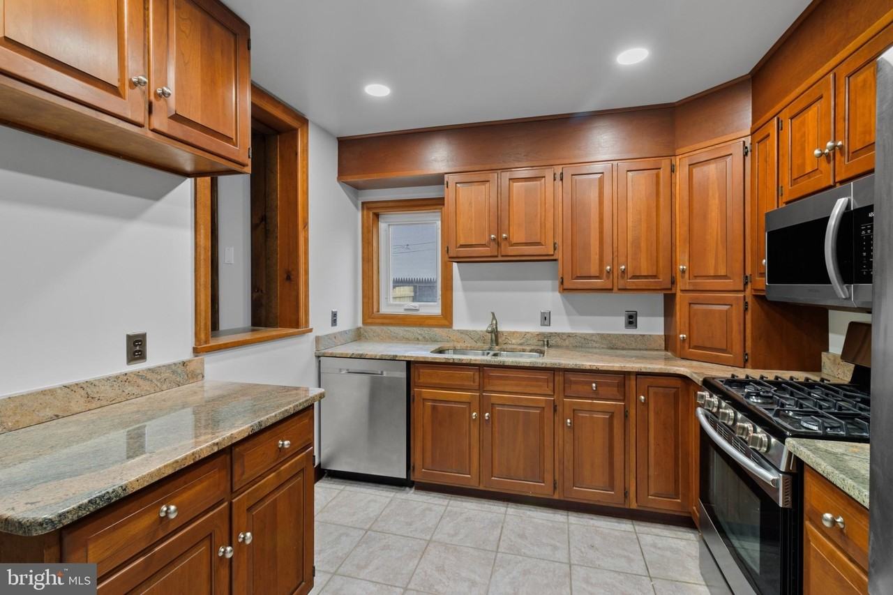 1616 W 16th St - Photo 5 of 15