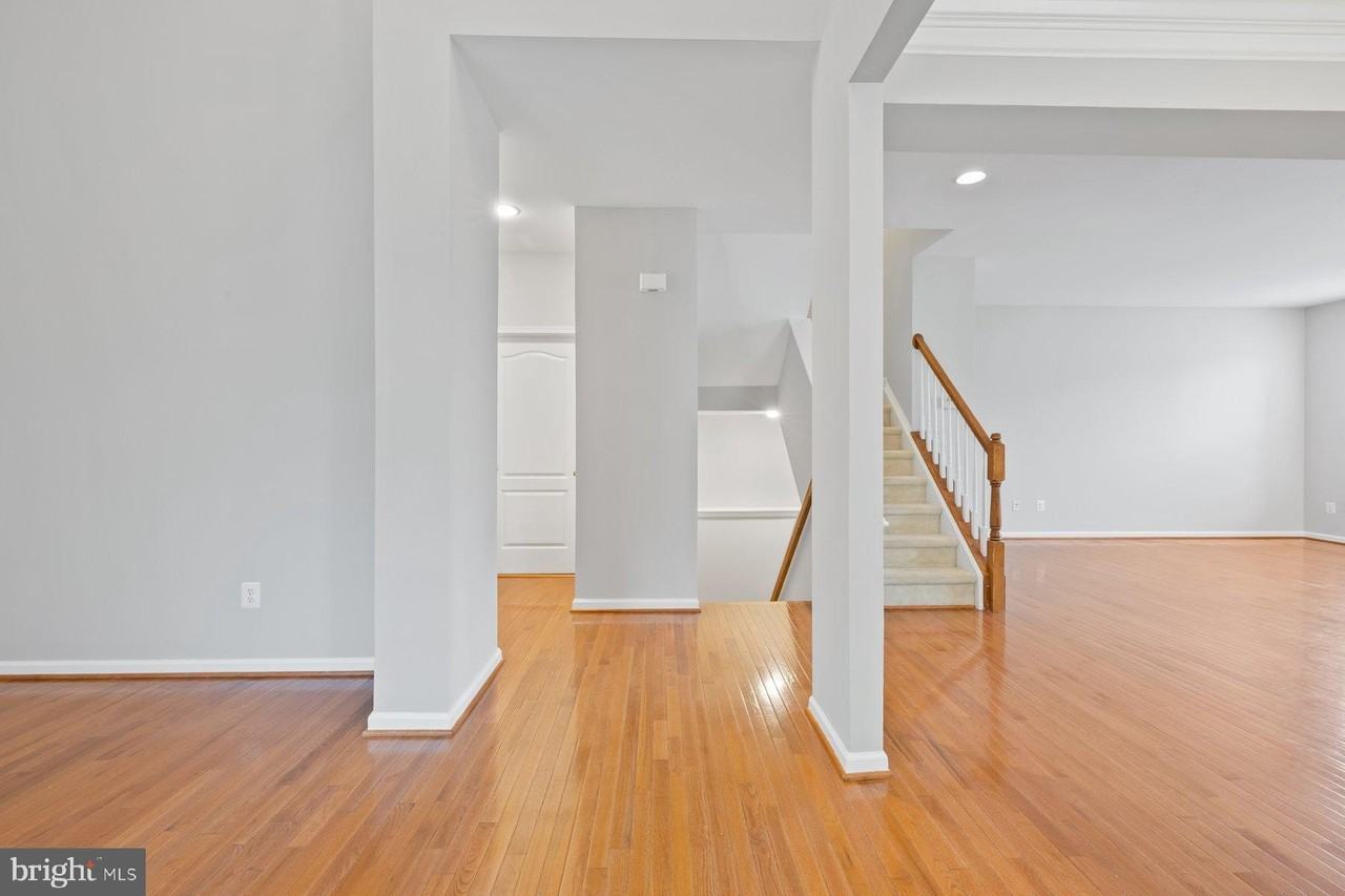 19608 Edgemont Sq - Photo 2 of 50