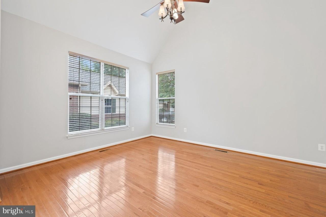 19608 Edgemont Sq - Photo 3 of 50