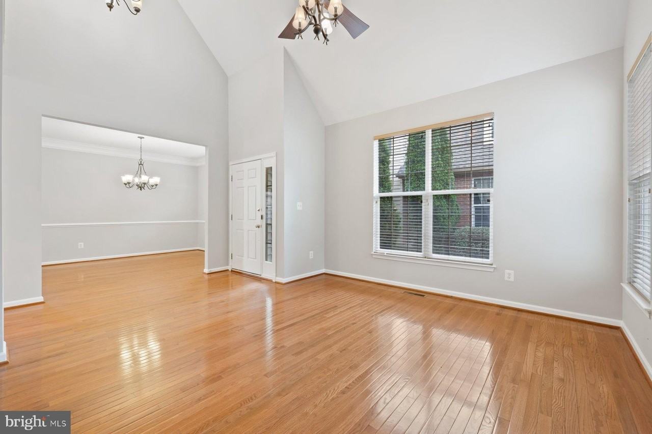 19608 Edgemont Sq - Photo 4 of 50