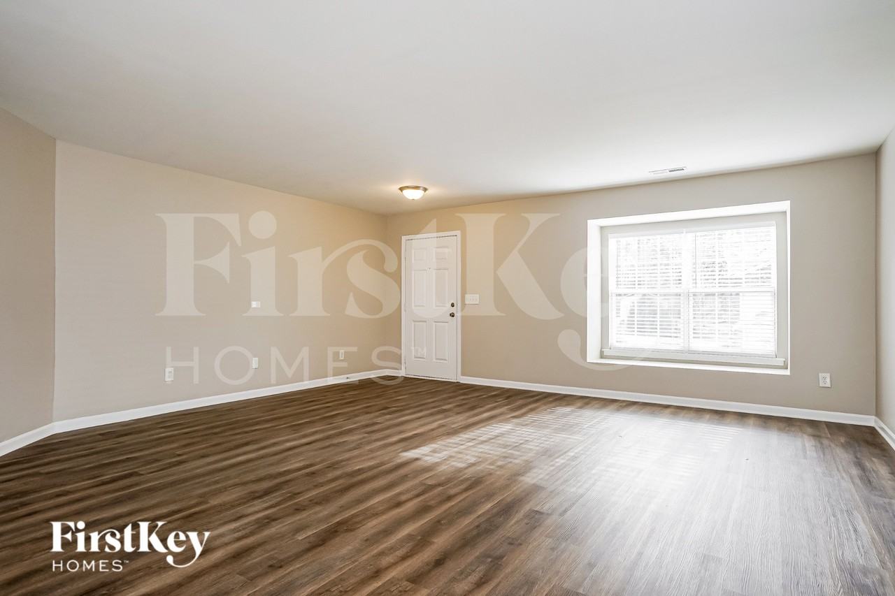 204 Hillview Dr - Photo 3 of 19