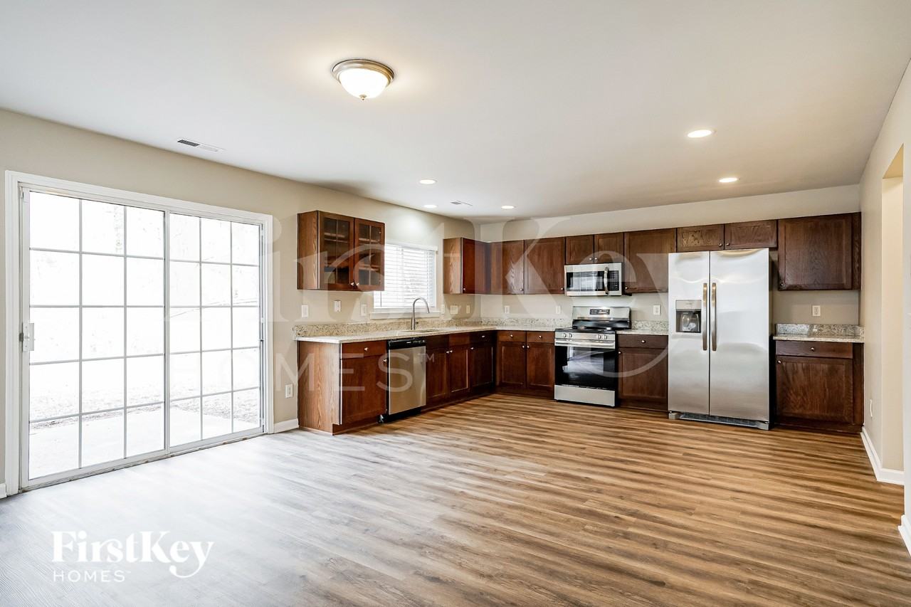 204 Hillview Dr - Photo 5 of 19