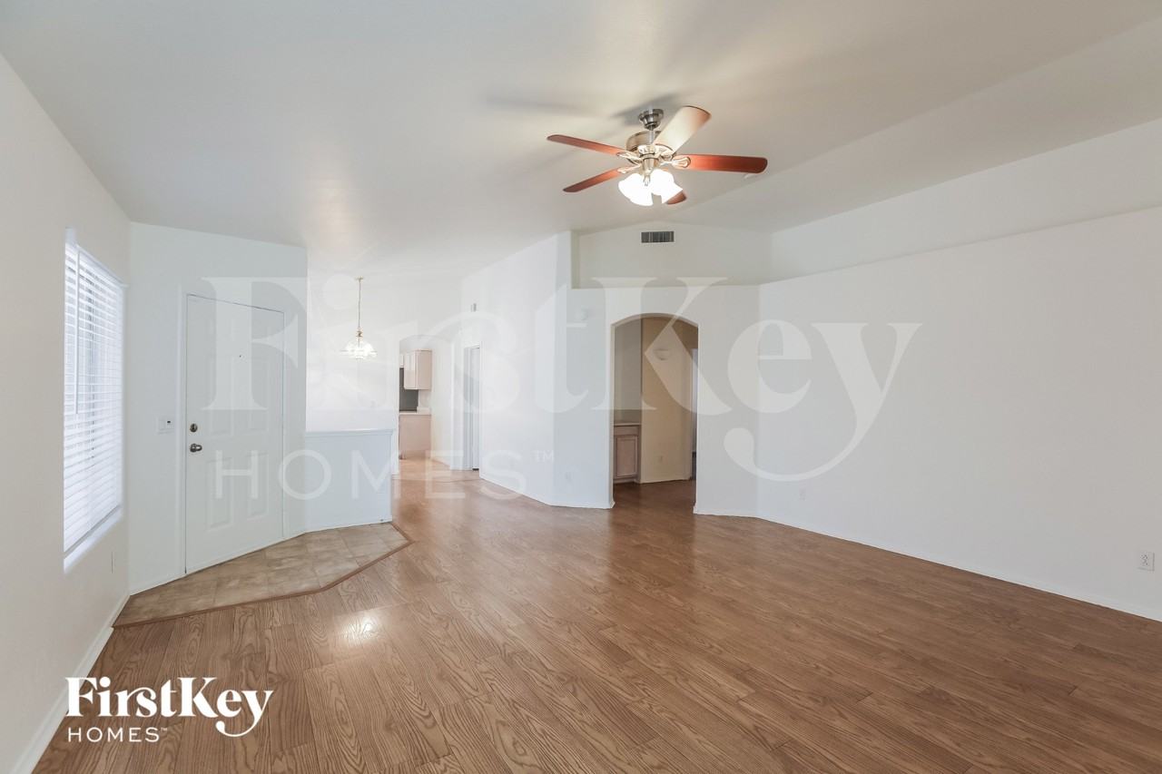 13195 W Cypress St - Photo 3 of 15