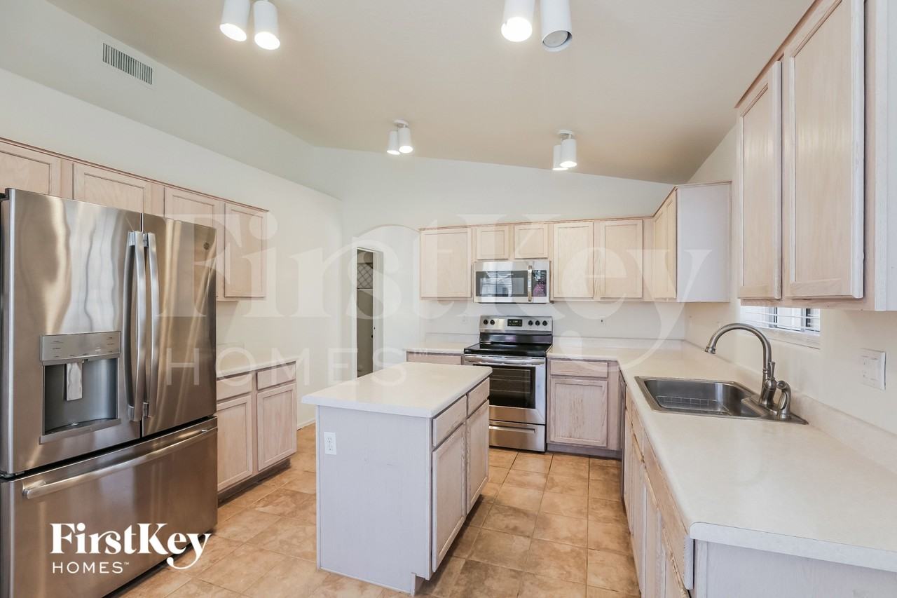 13195 W Cypress St - Photo 7 of 15