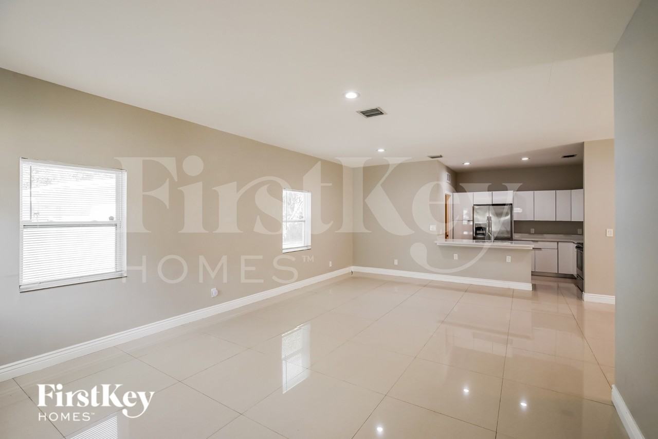 2835 Nw 14th St - Photo 2 of 19