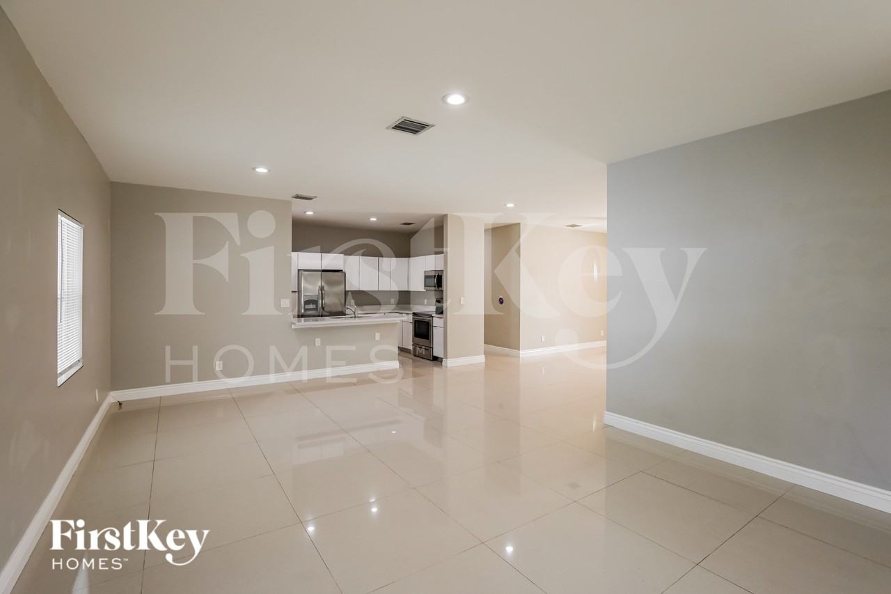 2835 Nw 14th St - Photo 4 of 19