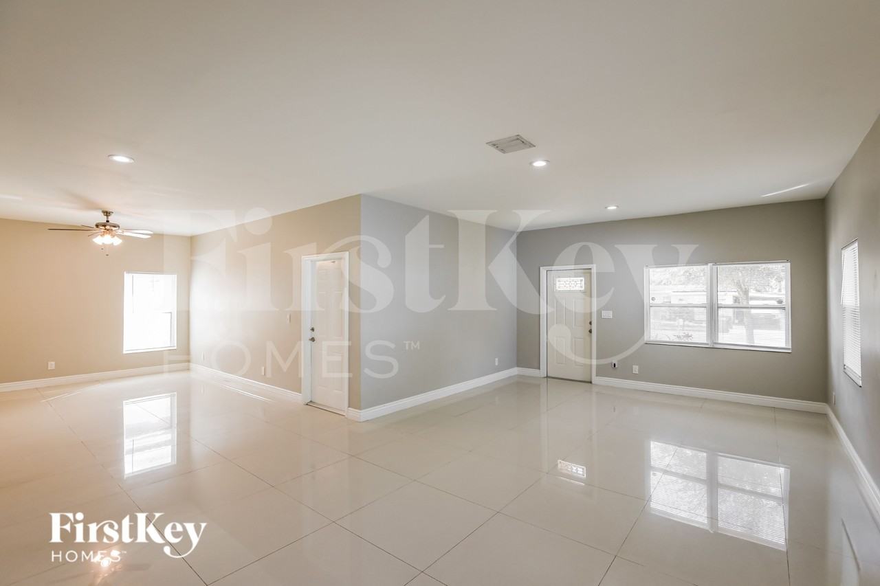 2835 Nw 14th St - Photo 5 of 19