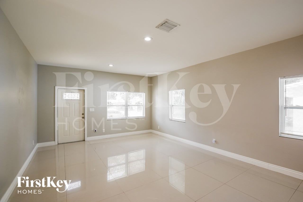 2835 Nw 14th St - Photo 7 of 19