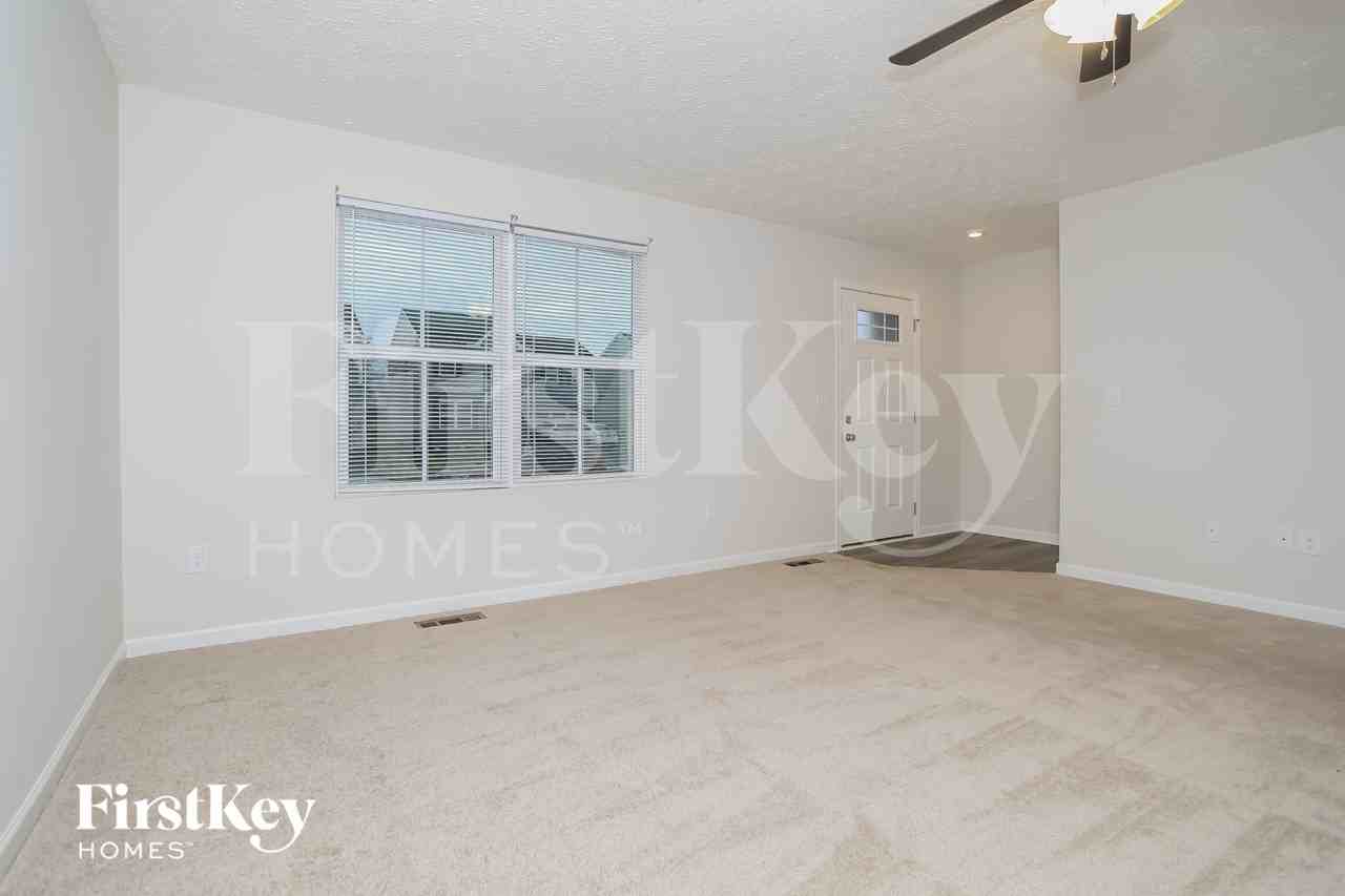 1952 Lake Crest Dr - Photo 3 of 15