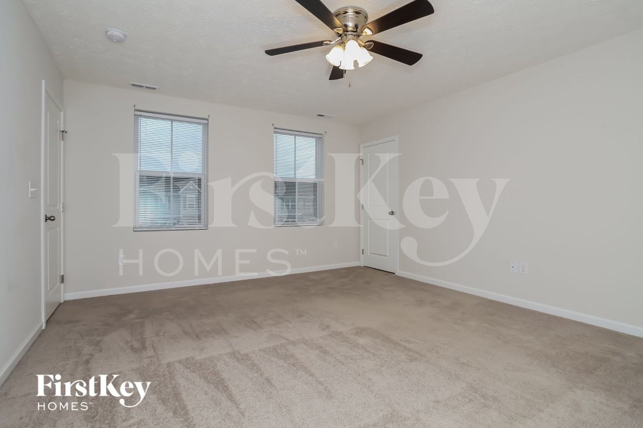 1952 Lake Crest Dr - Photo 5 of 15