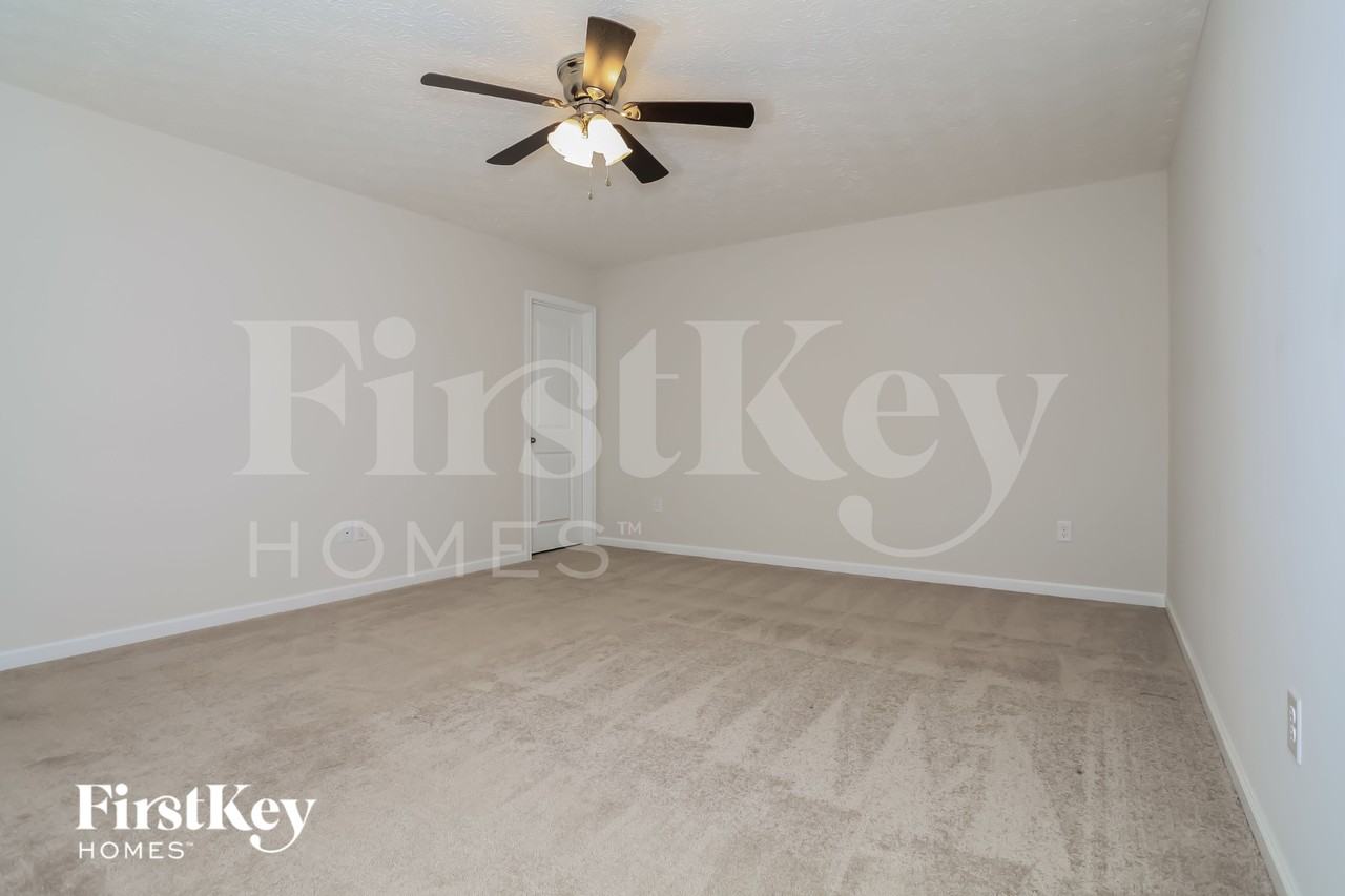 1952 Lake Crest Dr - Photo 6 of 15