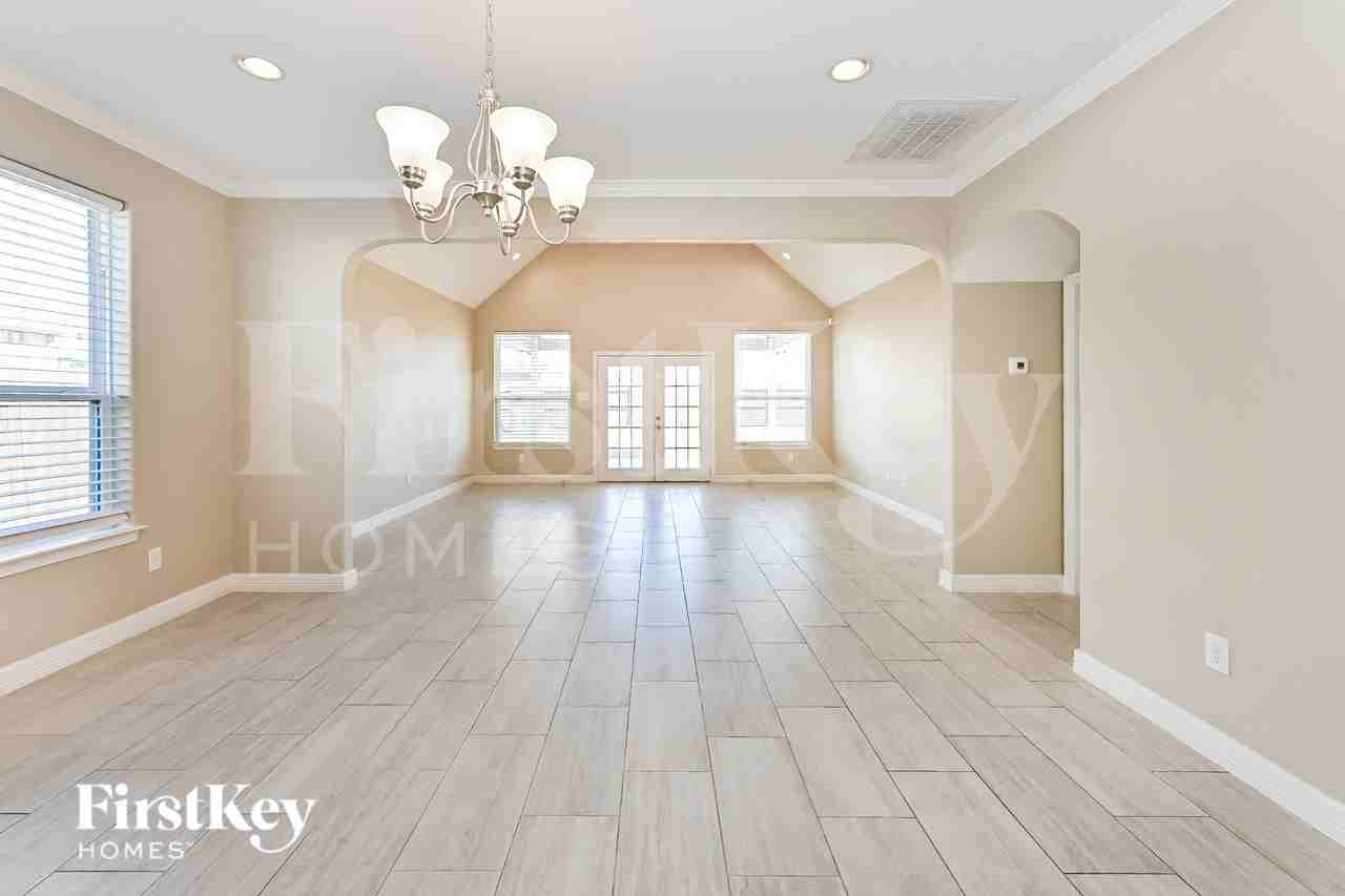 215 Brazos Dr - Photo 4 of 15