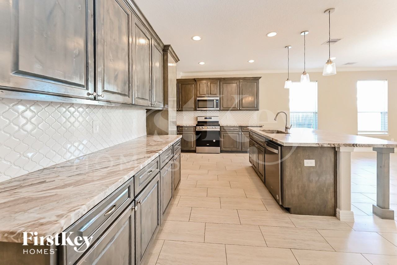 215 Brazos Dr - Photo 5 of 15