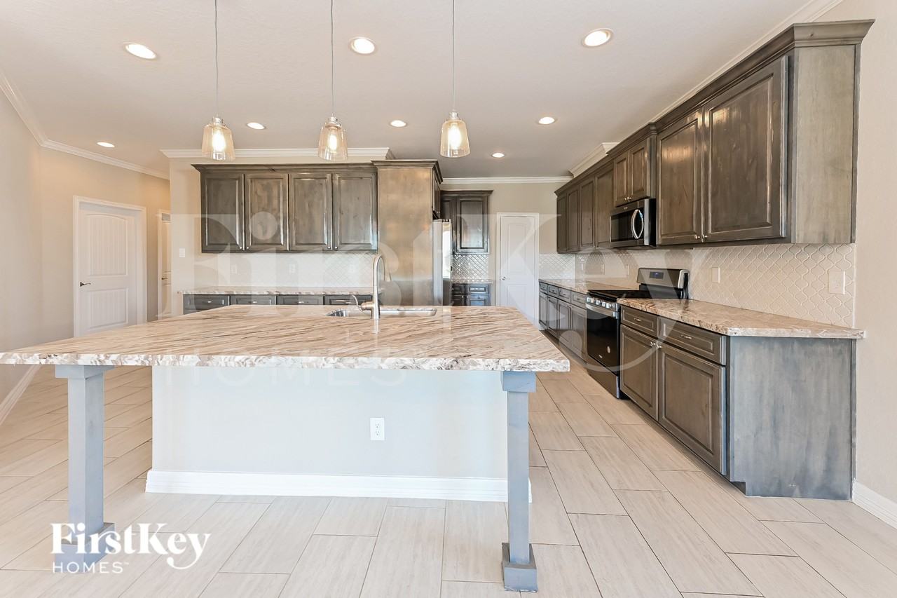 215 Brazos Dr - Photo 6 of 15