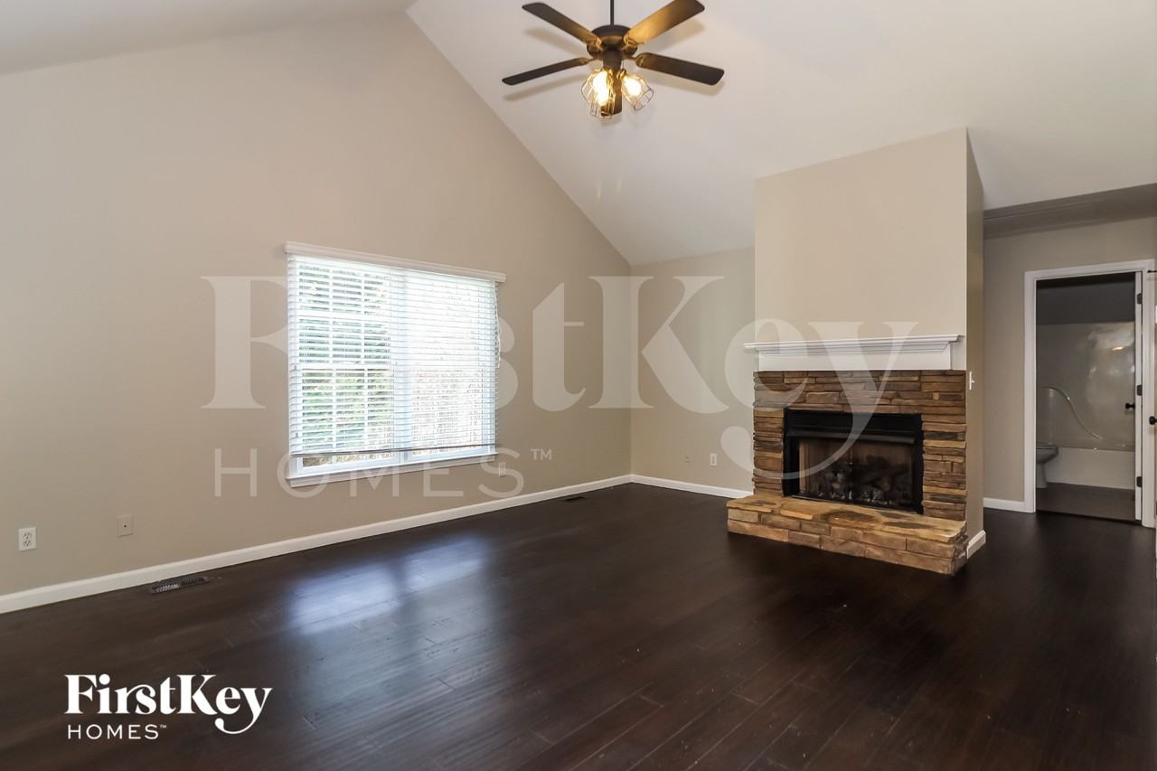 189 Michael St - Photo 3 of 15