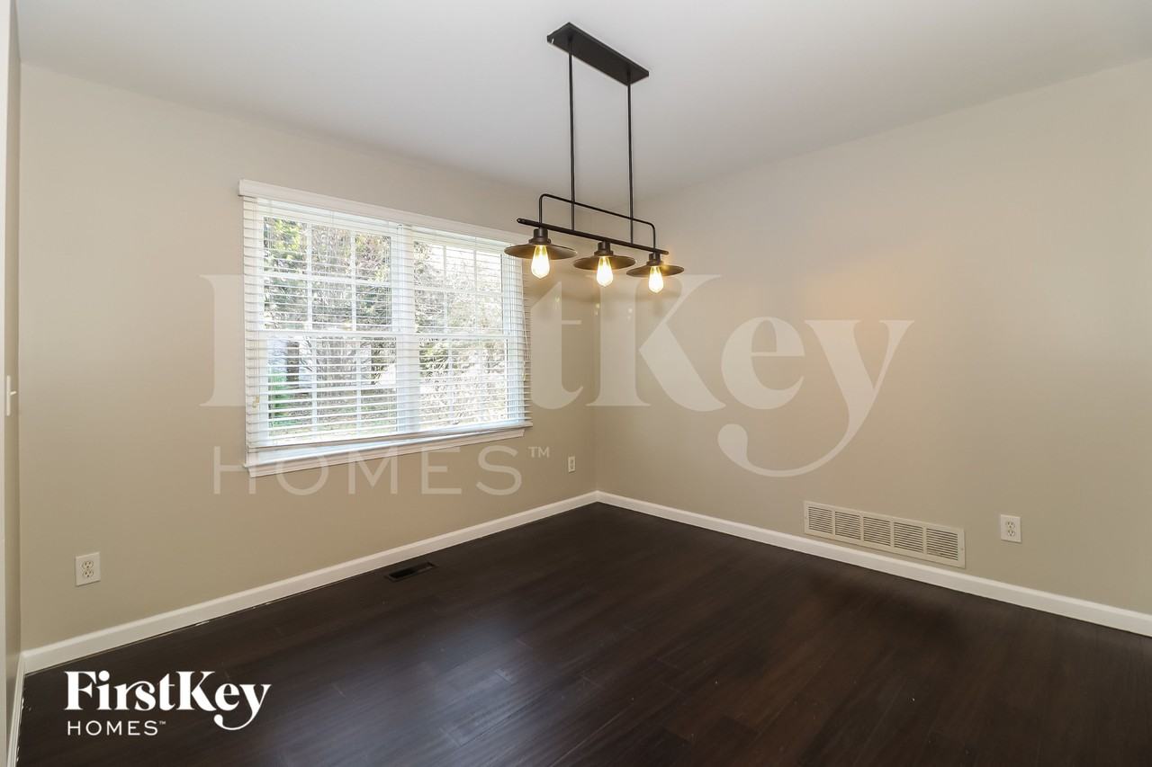 189 Michael St - Photo 5 of 15